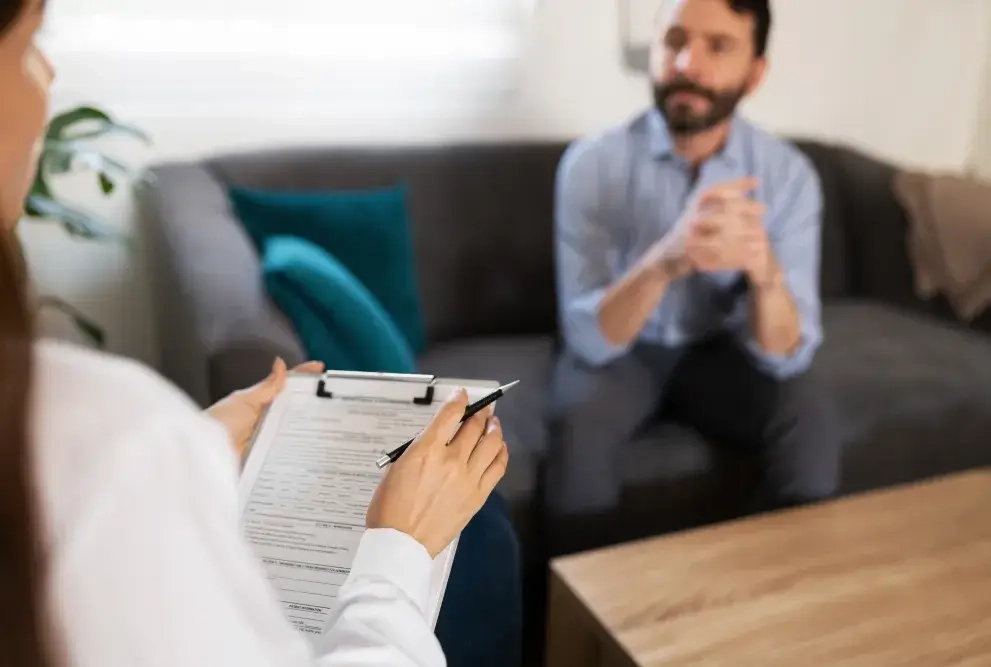 Mann bespricht seine psychologischen Probleme