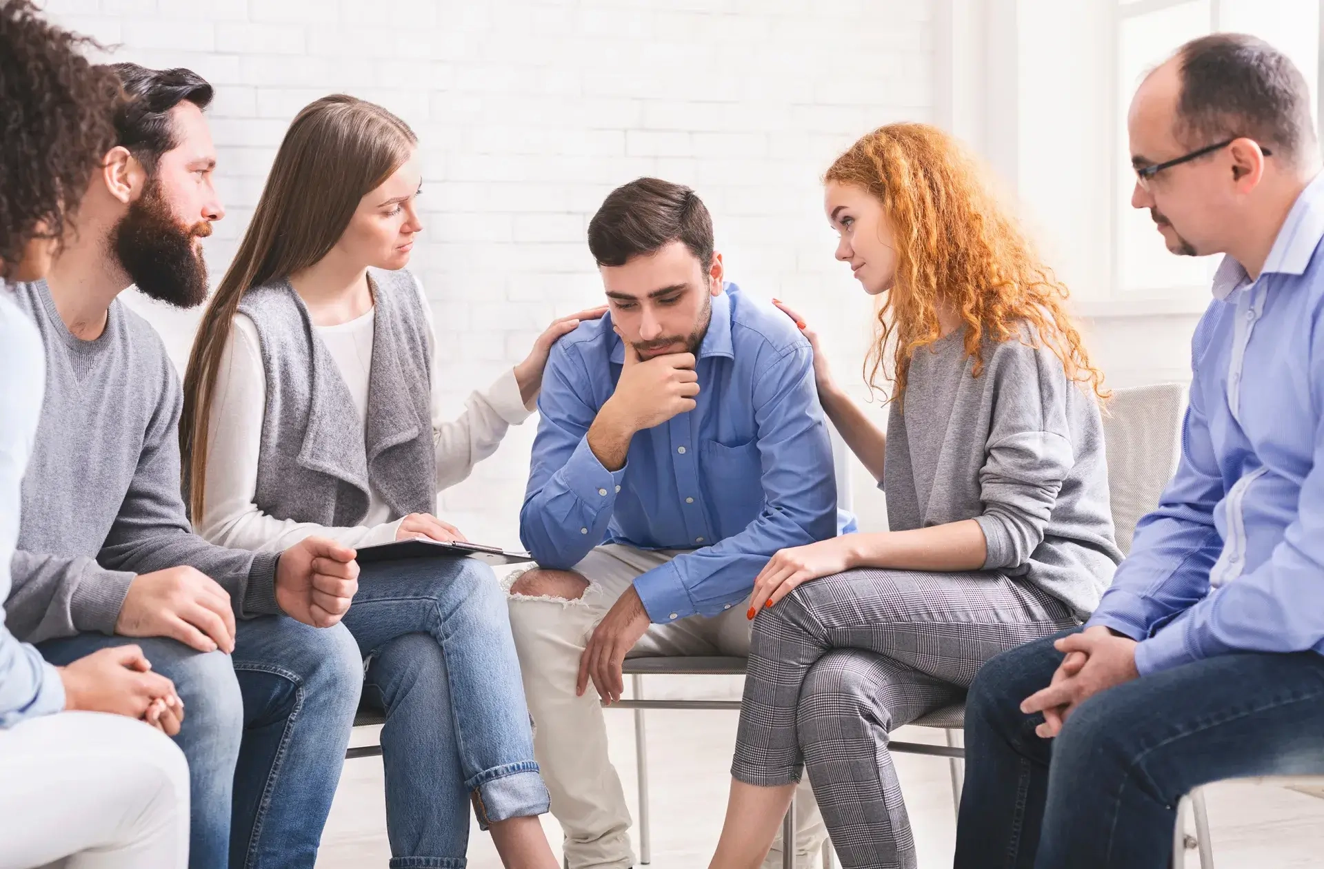 Gruppe von Menschen in Therapie eines psychisch kranken Menschen